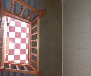 Vue d'ensemble de l'escalier rénové avec un revêtement PVC